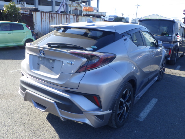 Toyota C-HR Hybrid photo 4