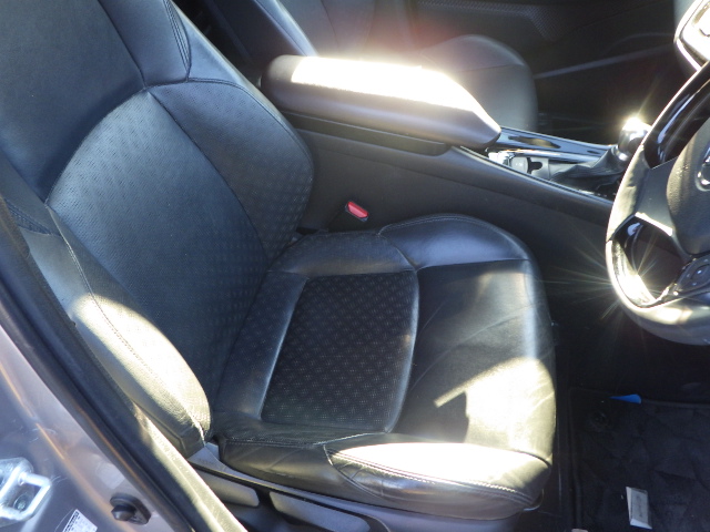 Toyota C-HR Hybrid photo 8